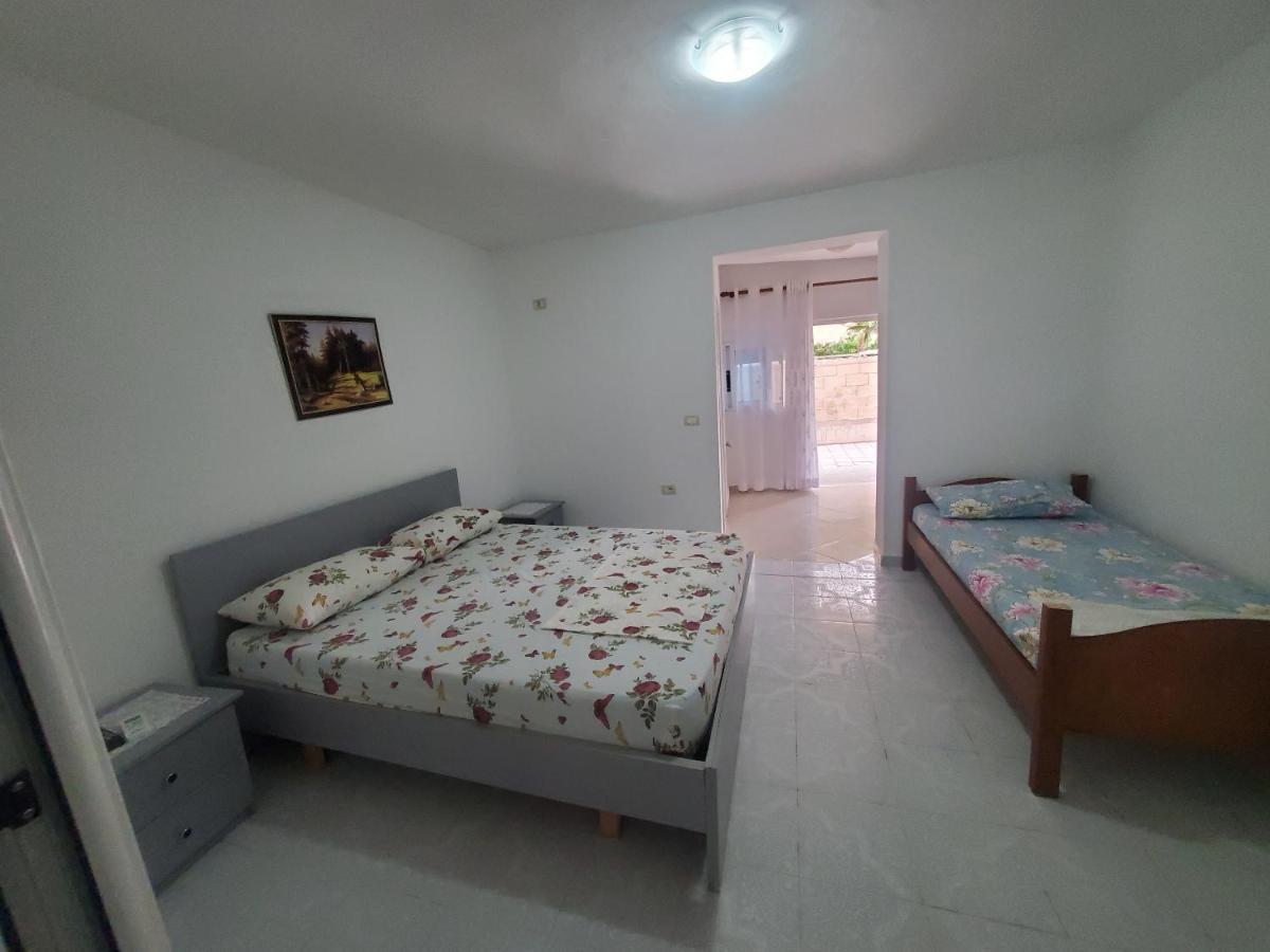 Guest House Vlorë Esterno foto