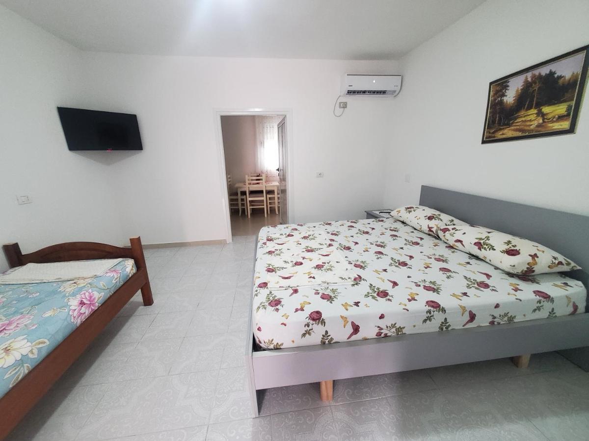 Guest House Vlorë Esterno foto