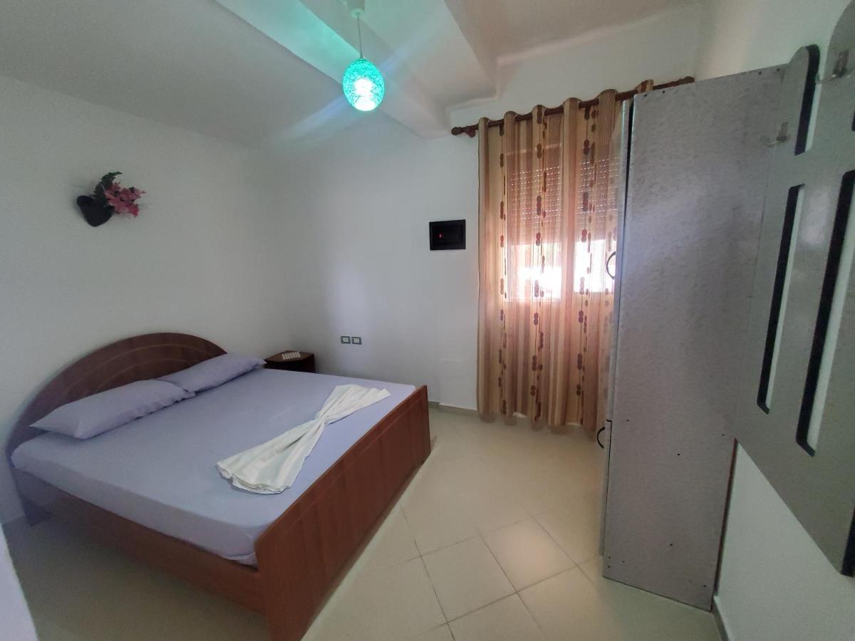 Guest House Vlorë Esterno foto