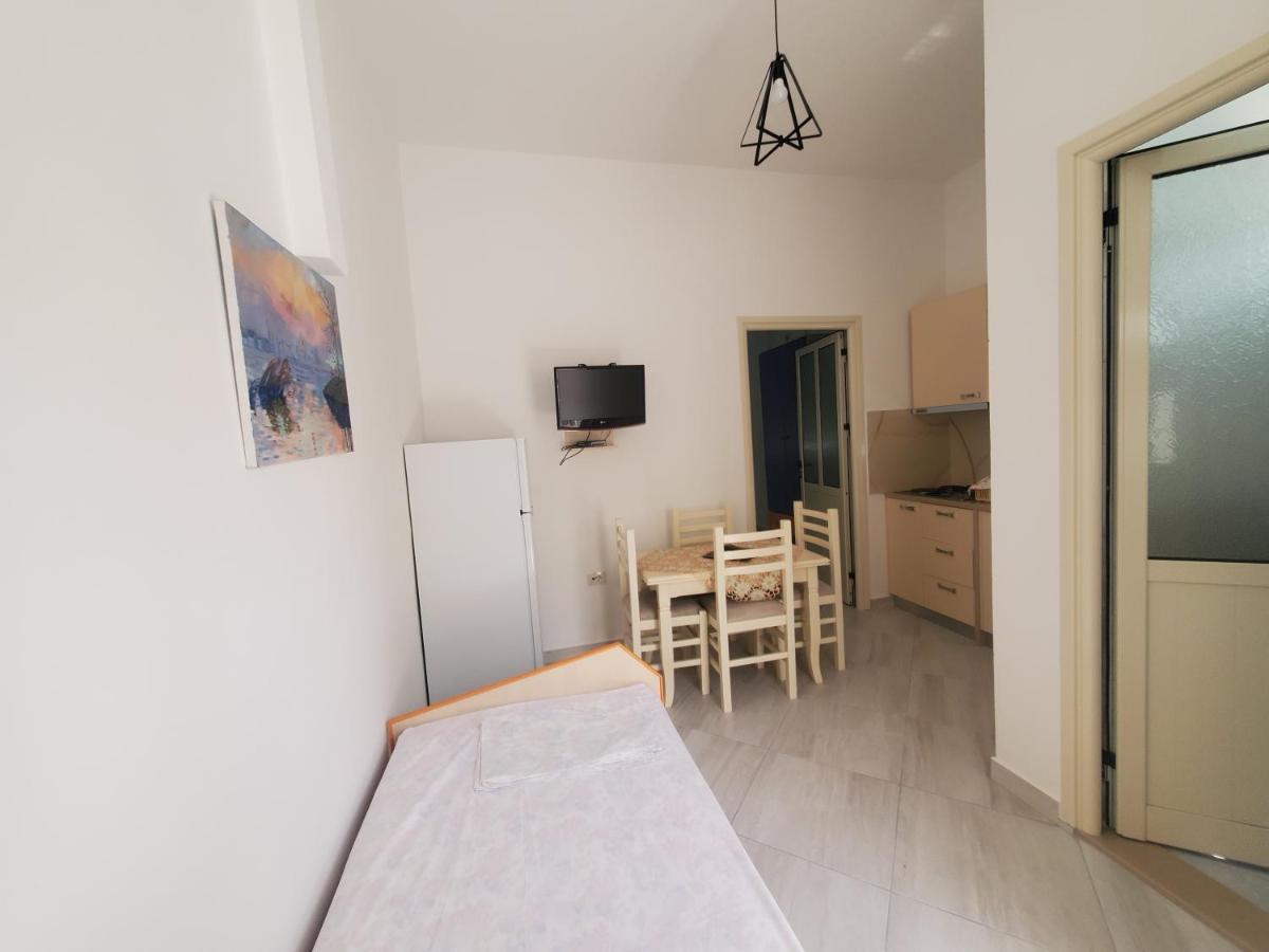 Guest House Vlorë Esterno foto