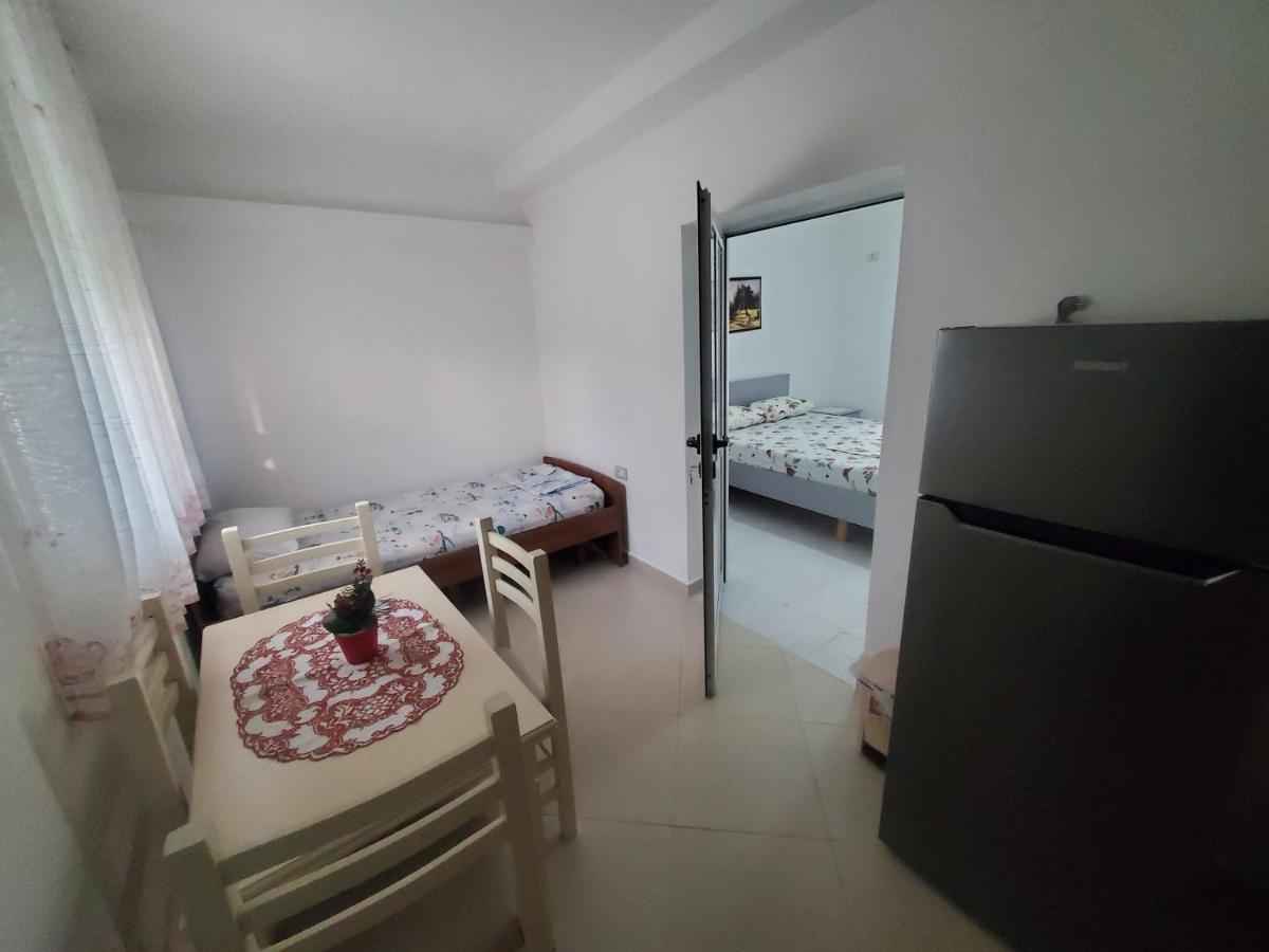 Guest House Vlorë Esterno foto