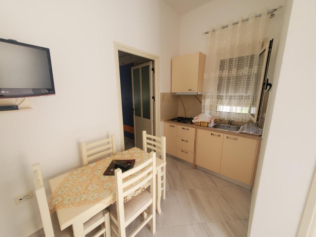 Guest House Vlorë Esterno foto