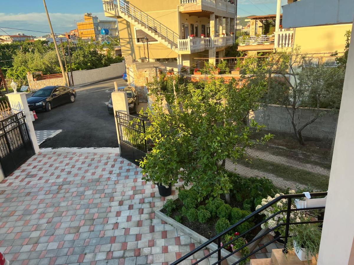 Guest House Vlorë Esterno foto