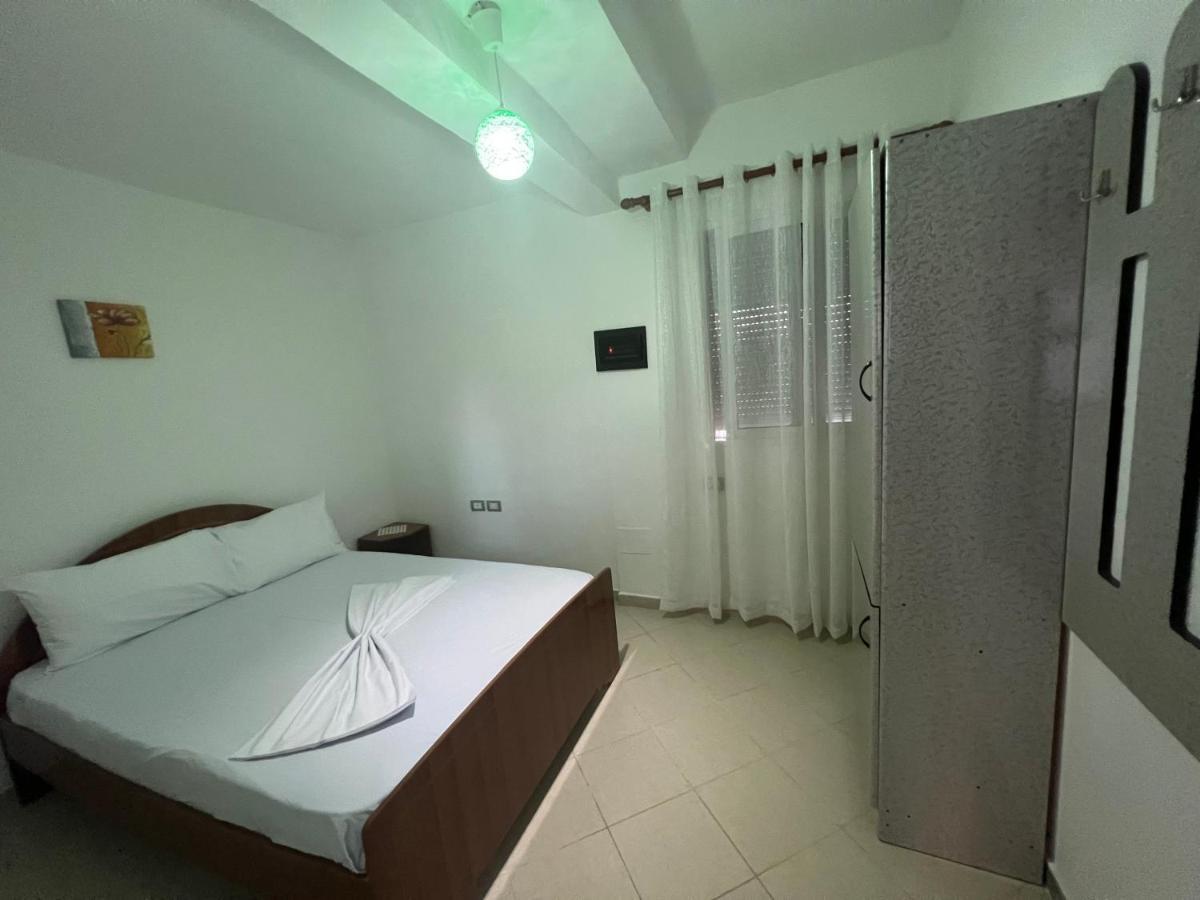 Guest House Vlorë Esterno foto