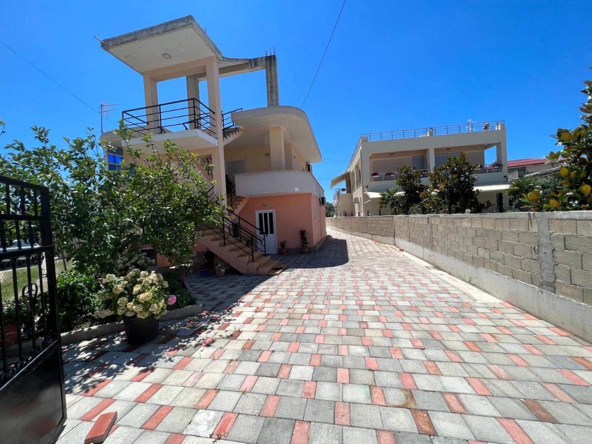 Guest House Vlorë Esterno foto