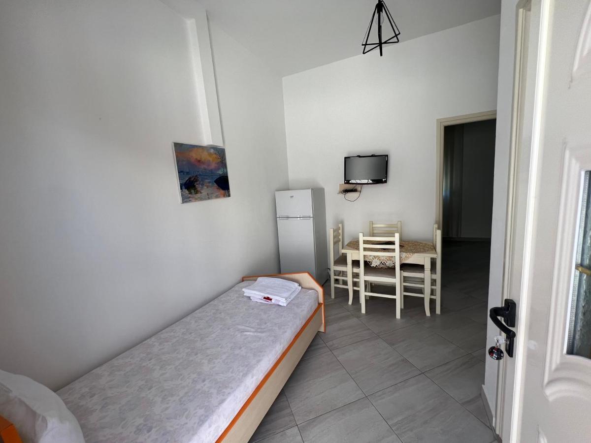 Guest House Vlorë Esterno foto