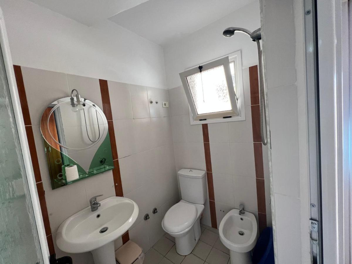 Guest House Vlorë Esterno foto