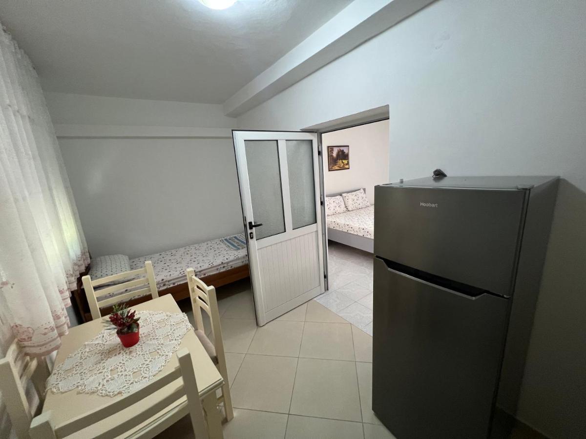 Guest House Vlorë Esterno foto