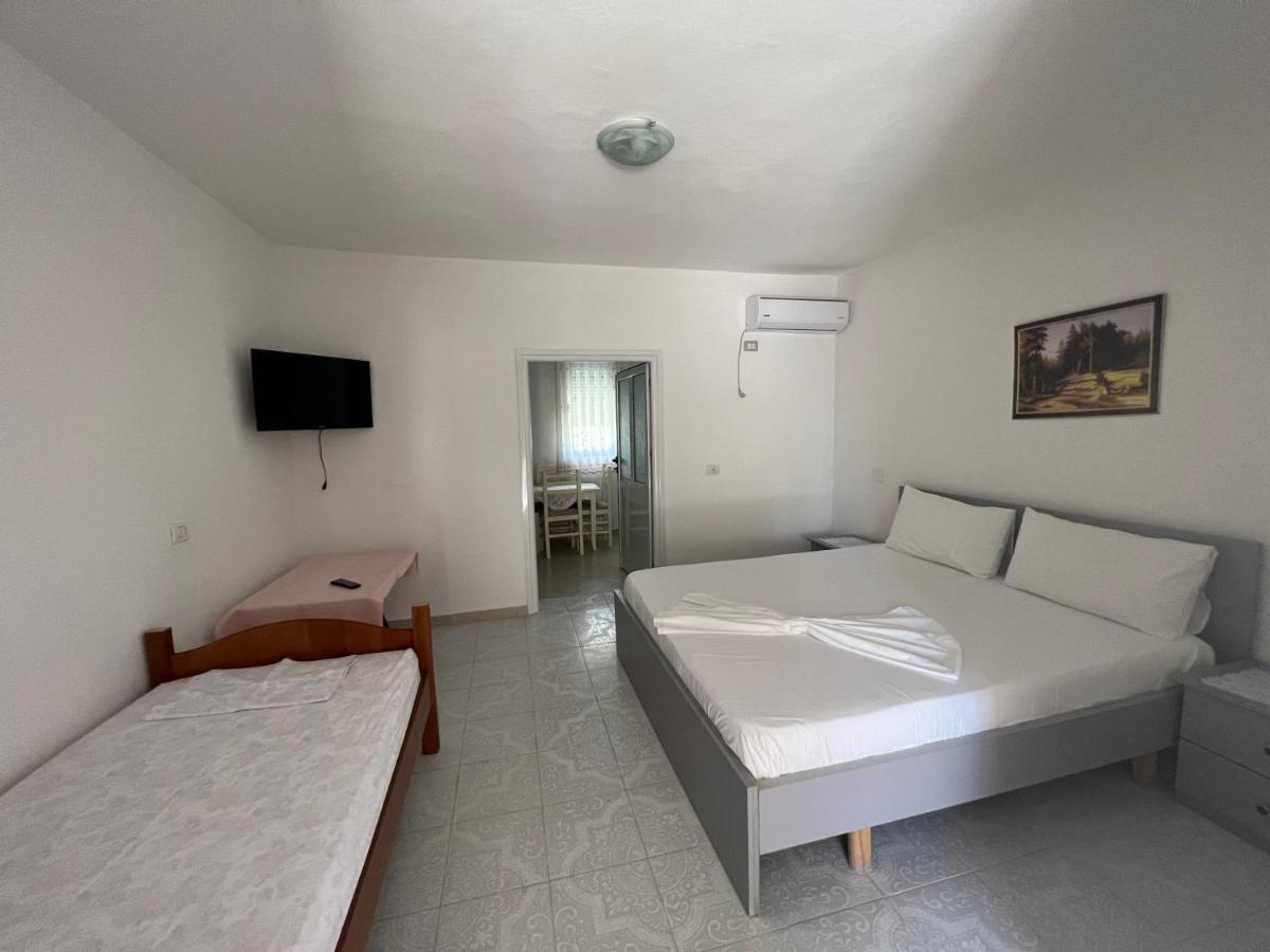 Guest House Vlorë Esterno foto