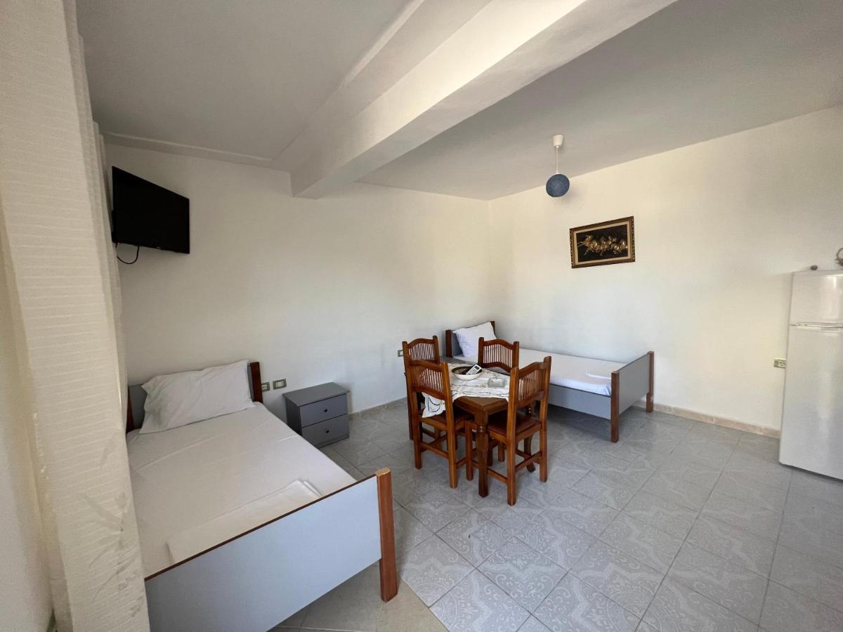 Guest House Vlorë Esterno foto